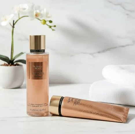 VICTORIA’S SECRET AMBER ROMANCE SHIMMER (PROMOCION PAREJA-BODY Y CREMA)